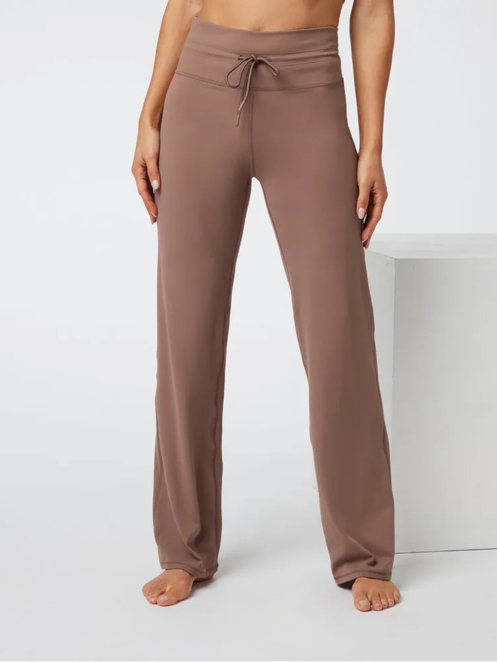 Vuori Women’s Daily Wide Leg Pant Size Medium — Mauve/Brown